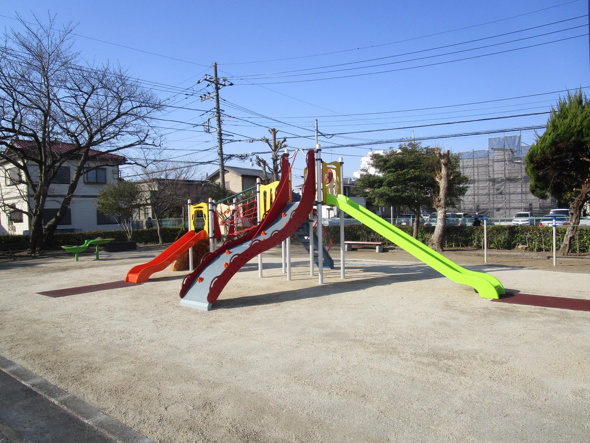 中央町第2公園に設置された複合遊具の外観の写真