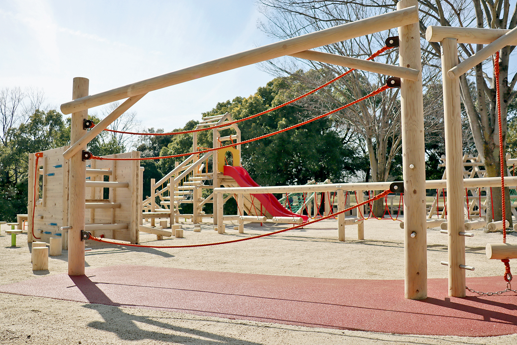 木製アスレチック遊具（ロープわたり）