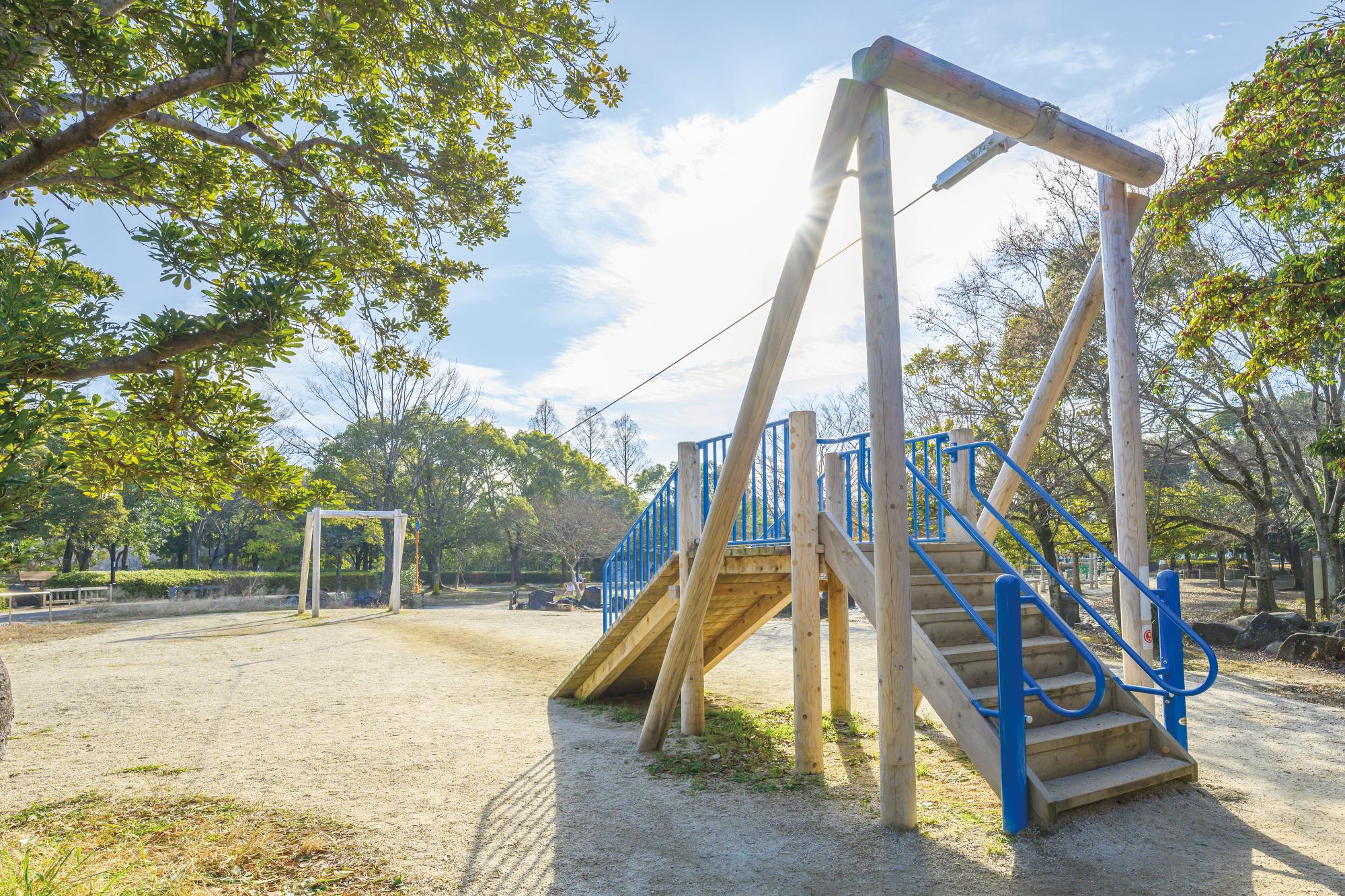 木製アスレチック遊具（ロープウェイ）