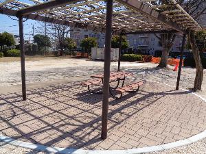 リニューアル後の大沼第2公園に設置したテーブルベンチの写真