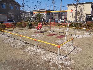 リニューアル後の大沼第2公園に設置したインクルーシブ遊具のブランコの写真