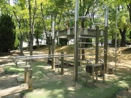 中央町第4公園敷地内に設置された、複合健康器具の写真