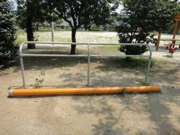 藤塚第3公園敷地内に設置された、平均台の写真