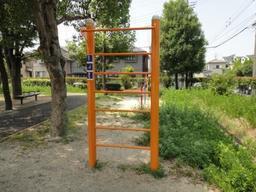 藤塚第3公園敷地内に設置された、懸垂柱の写真