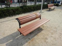 みどり第1公園敷地内に設置された、背のばしベンチの写真