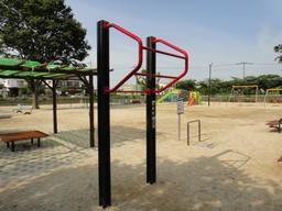 みどり第1公園敷地内に設置された、懸垂柱の写真