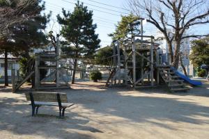 野球場側より撮影された、谷原第1公園の複合遊具(平成31年のリニューアル前の物)の写真