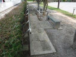 谷中小記念公園敷地内の遊歩道沿いに設置された、足つぼマッサージ用のレーンの写真