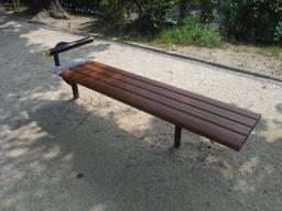 外谷津第2公園敷地内に設置された、腹筋ベンチの写真