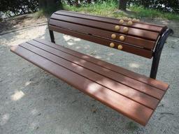 外谷津第2公園敷地内に設置された、背のばしベンチの写真