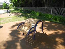 大枝公園敷地内に設置された、背のばしベンチの写真