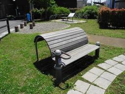 藤塚三本木第2公園敷地内に設置された、背のばしベンチの写真