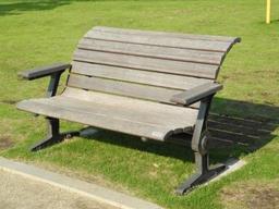 粕壁東第3公園敷地内に設置された、背のばしベンチの写真