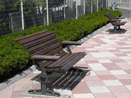 藤塚米島線ポケットパーク敷地内に設置された、背のばしベンチ2基の写真