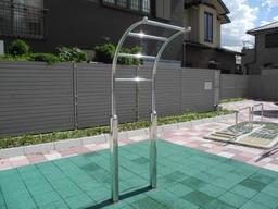 藤塚米島線ポケットパーク敷地内に設置された、懸垂柱の写真