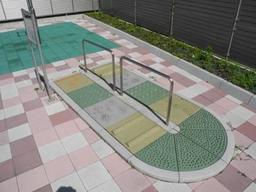 藤塚米島線ポケットパーク敷地内に設置された、足つぼマッサージ用のタイル群の写真