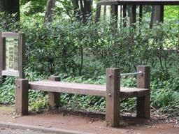 内牧公園敷地内に設置された、腹筋ベンチの写真