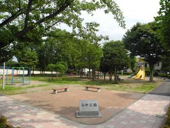 北西側入口付近より撮影された、谷中公園の風景の写真