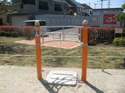 中央町第5公園敷地内に設置された、腰ひねり用の器具の写真