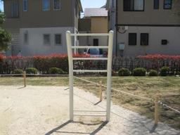 中央町第5公園敷地内に設置された、懸垂柱の写真