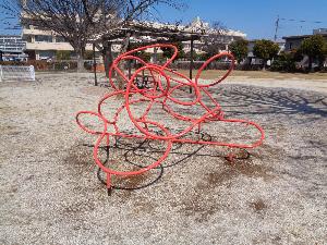 リニューアル後の大沼第2公園のジャングルジムの写真