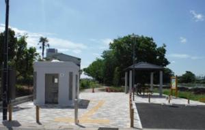 北側入口付近より撮影された、川の駅ふじつか公園の全景の写真