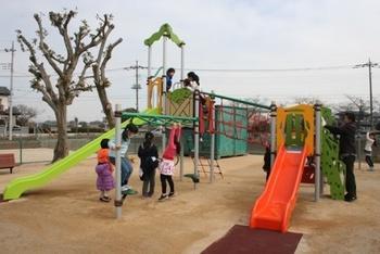 みどり第1公園に設置された複合遊具と、そこで遊ぶ子供たちの写真