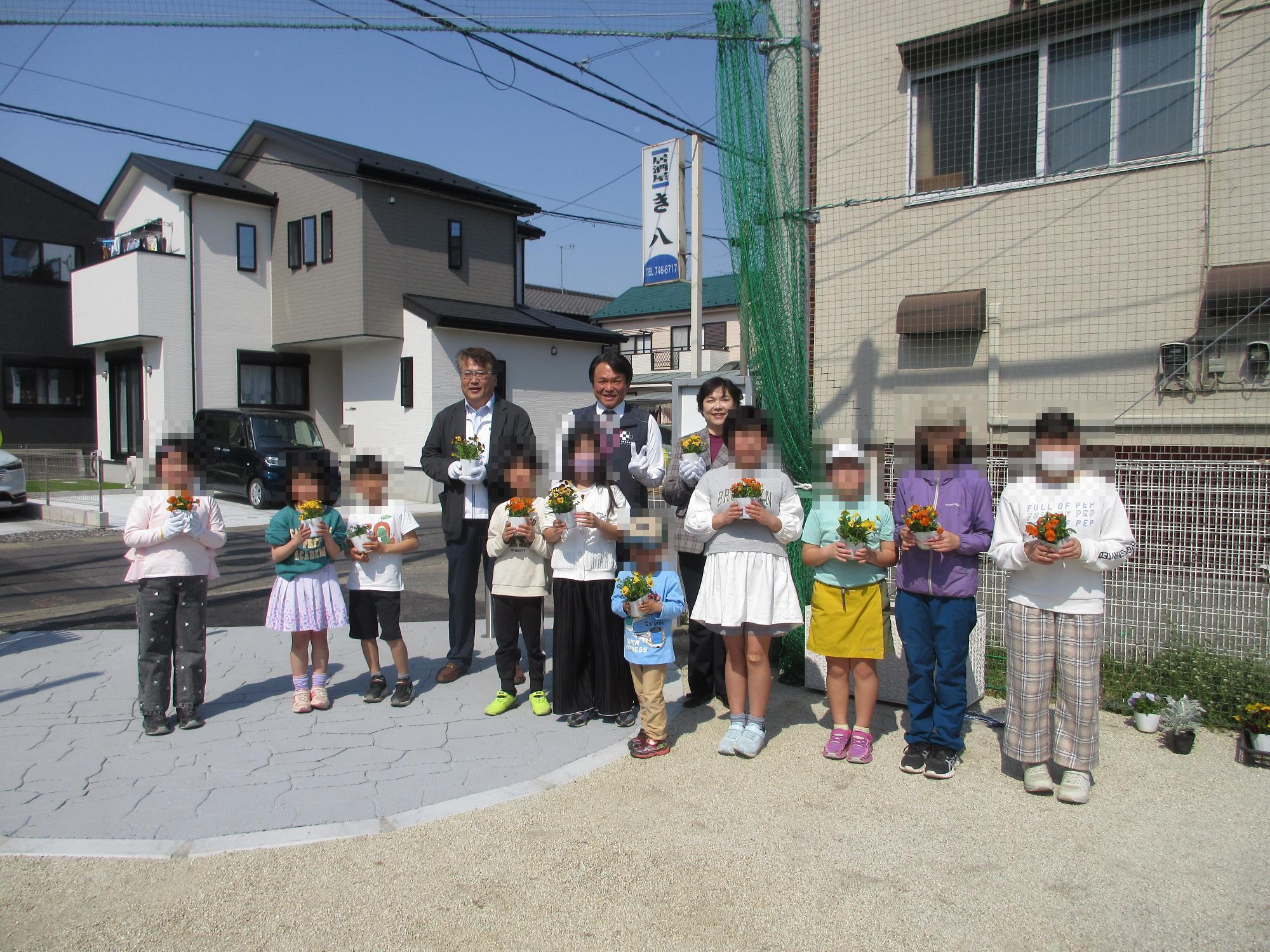 花植え体験の様子