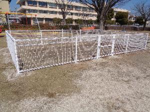 リニューアル後の大沼第2公園に設置した砂場の柵の写真