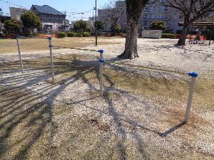 リニューアル後の大沼第2公園に設置した鉄棒の写真