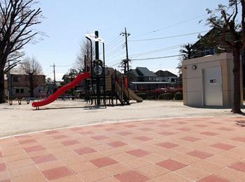 西側入口付近より撮影された、中央町第5公園の複合遊具と多機能トイレの外観の写真