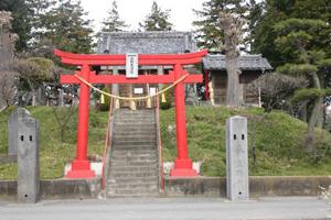 春日部市内にある立野天満宮の本殿を鳥居越しに撮影した写真
