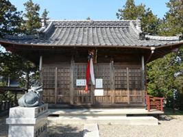 春日部市内にある木々に囲まれた立野天満宮の本殿を左前方の撫牛の後ろ側から撮影した写真