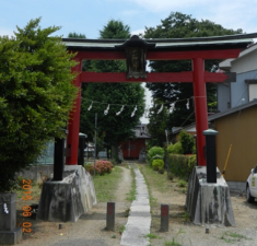 春日部市内にある梅田女體神社のコンクリートブロック上に建てられた鳥居の写真