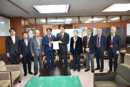 廣瀬技監に要望書を渡す同盟会一同