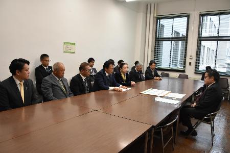 山川財務省主計局主計官へ説明を行う同盟会一同