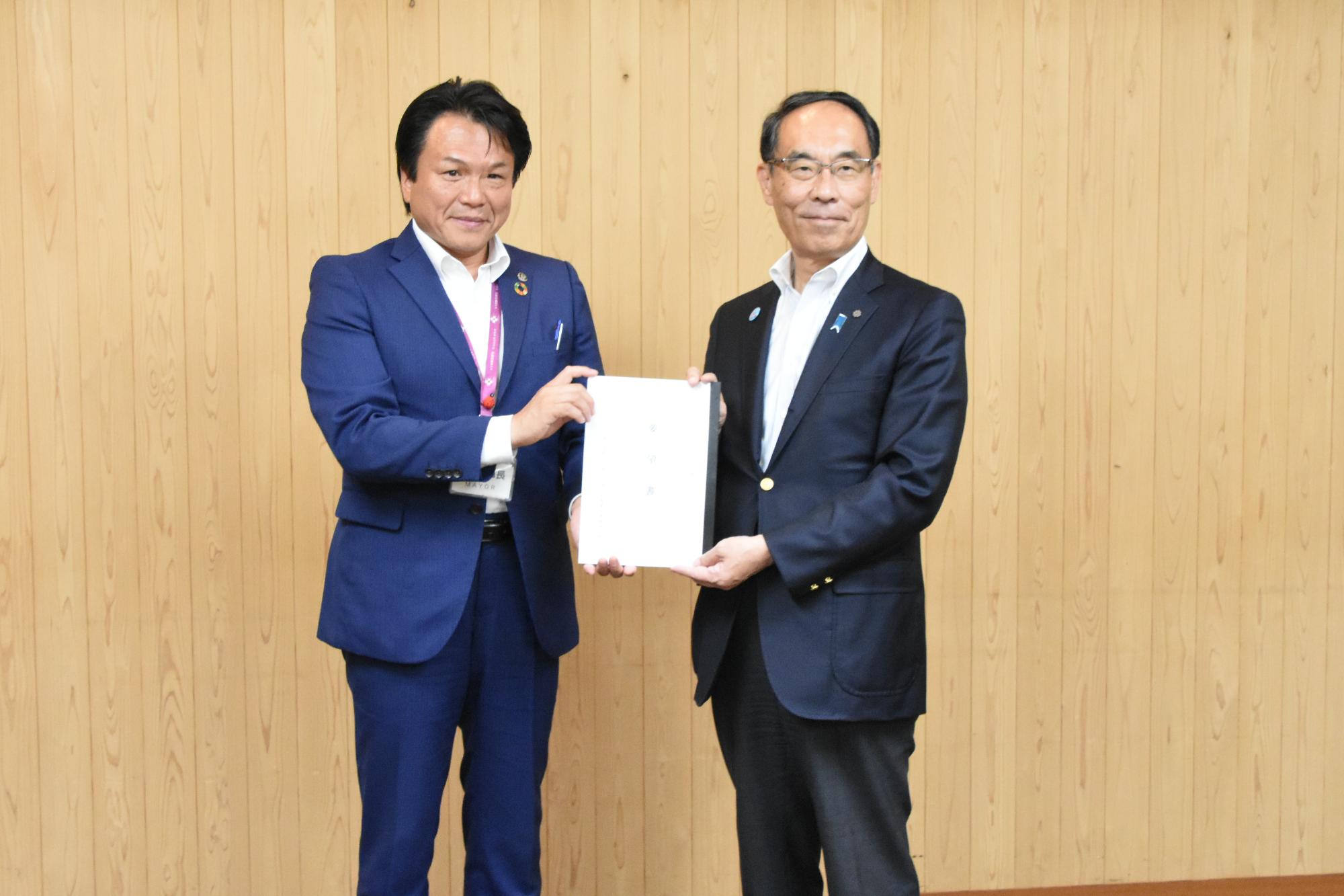 木壁の前で要望書を持つ左側の岩谷会長と右側の大野知事の写真