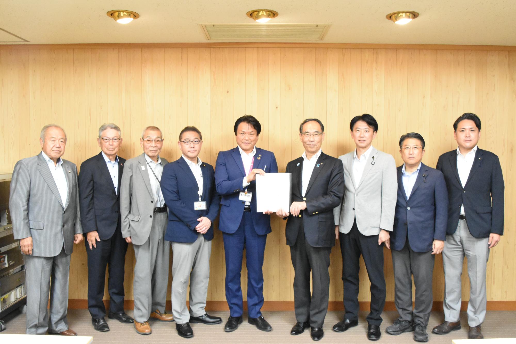 要望書を持つ岩谷会長と大野知事を中心とし、同盟会一同、市議会議員、県議会議員がともに写る写真