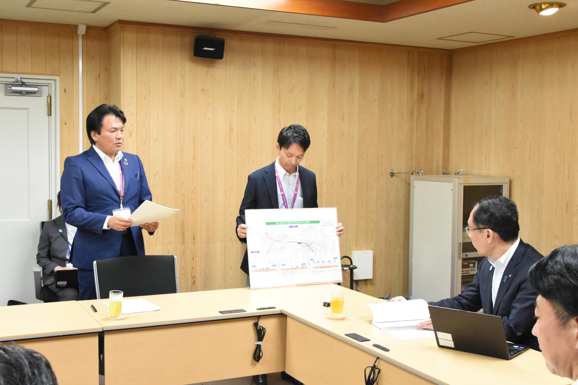 立ち上がり、大野知事へ要望の趣旨説明をする岩谷会長の写真