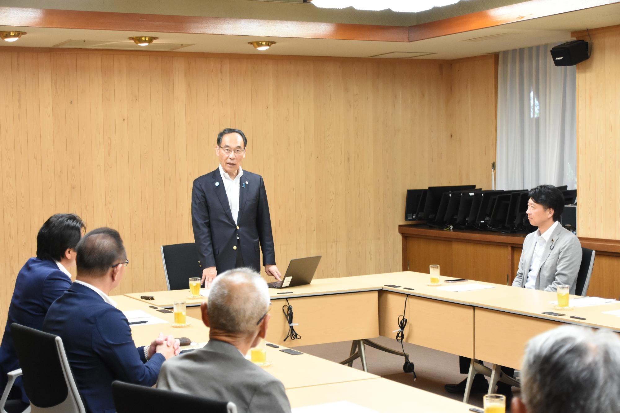 立ち上がり、要望に対してコメントする大野知事の写真