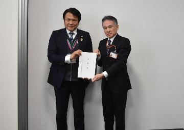 岩谷会長が家村に要望書を提出している写真