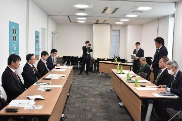 趣旨説明を行う岩谷会長の写真