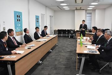 意見交換を行う同盟会一同と東武鉄道の皆様の写真