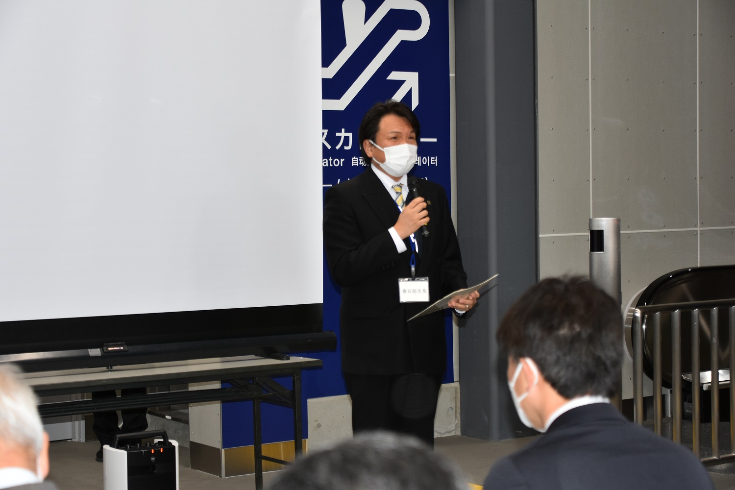 同盟会会員の前であいさつする岩谷会長の写真