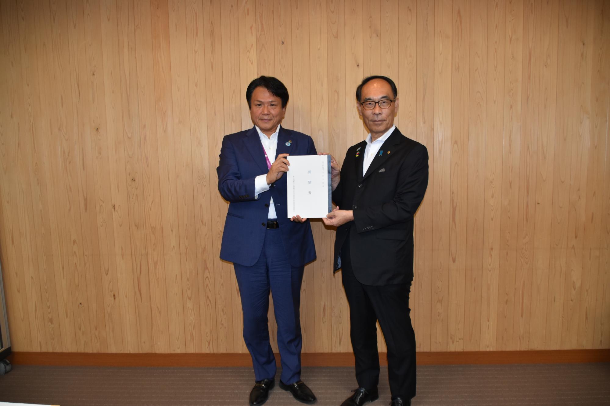 木壁の前で要望書を持つ左側の岩谷会長と右側の大野知事の写真
