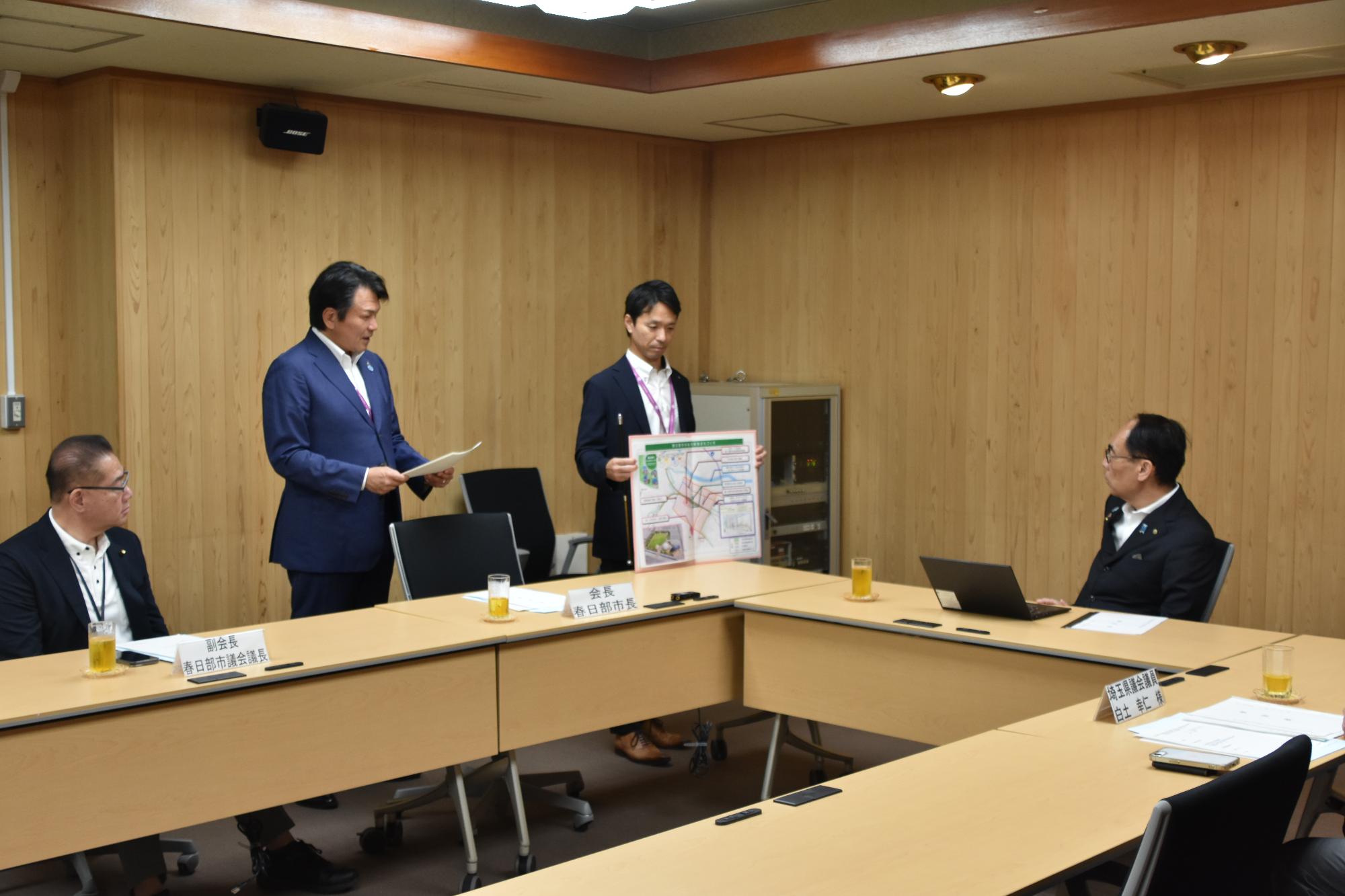 立ち上がり、大野知事へ要望の趣旨説明をする岩谷会長の写真