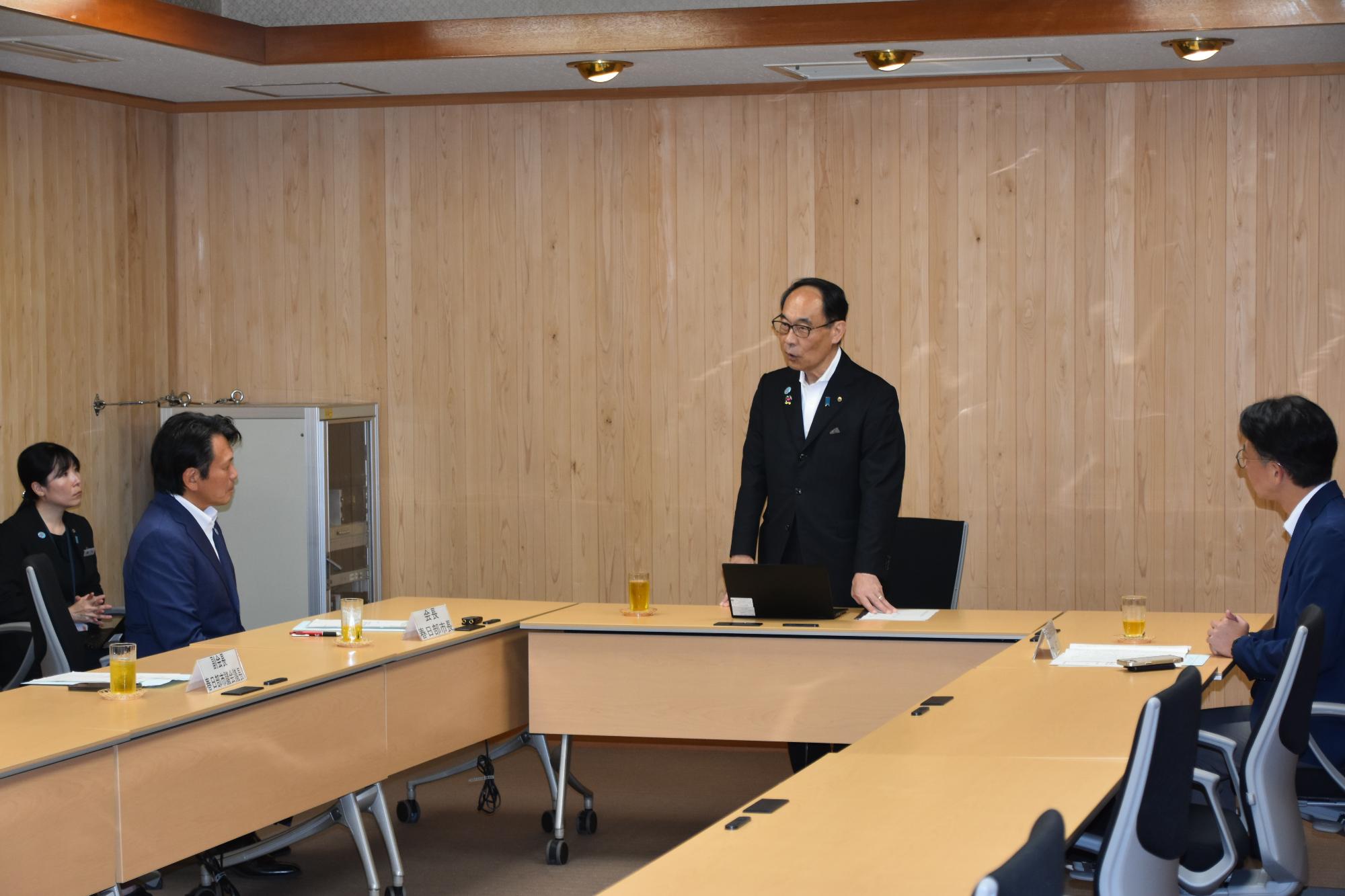 立ち上がり、要望に対してコメントする大野知事の写真