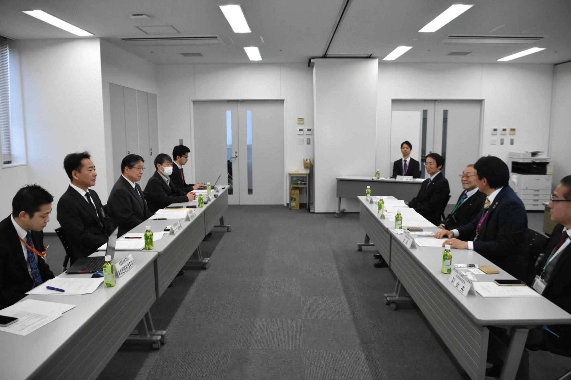 意見交換を行う同盟会一同と東武鉄道の皆様の写真