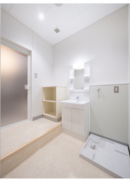 女性エリアの浴室、洗濯機スペースの写真