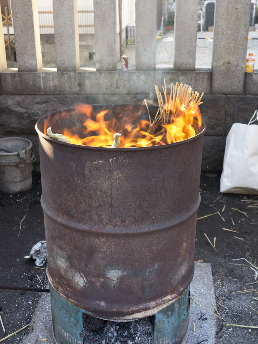 ドラム缶による焼却の参考写真